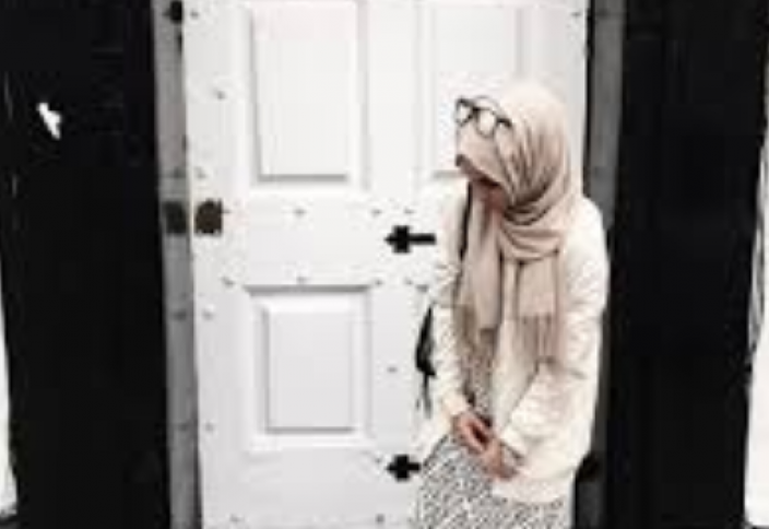 Разные: Девочку в хиджабе не пустили в школу, угрожая полицией