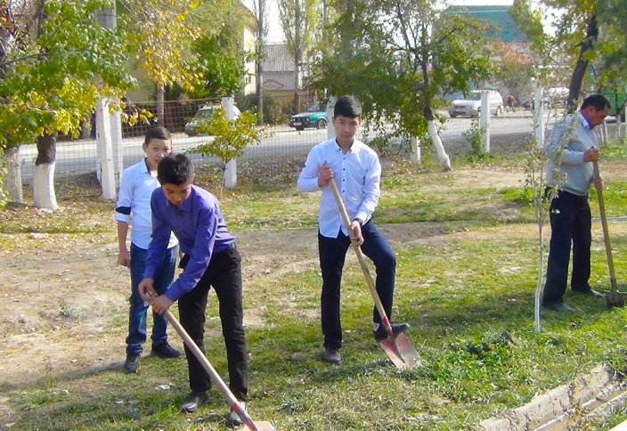 Разные: В Киргизии школам разрешили разводить огороды для прокорма учеников