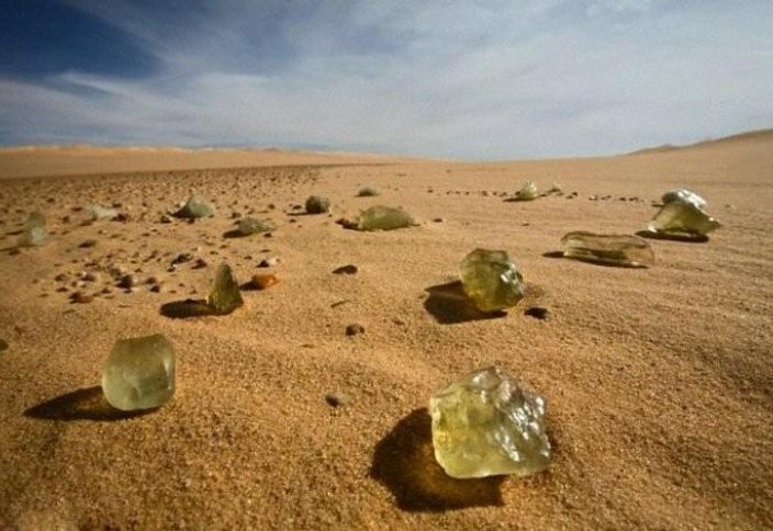 Ученые раскрыли происхождение желтого стекла в пустыне Египта