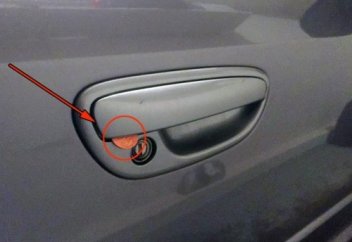 Көліктің тұтқасынан тиын көрсеңіз, дереу шара қолданыңыз...