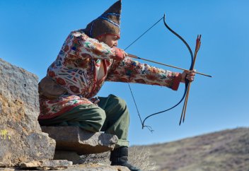 Петроглифы с панорамой эпичной битвы древних тюрков нашли в Архарлы