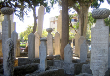 Разные: Греки превратили османскую мечеть и кладбище в музыкальное заведение