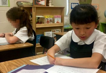 Как девочка без кистей рук выиграла конкурс на самый красивый почерк