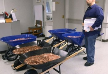 Америкада ер адам салықты бес арбаға тиелген тиындармен төледі (видео)