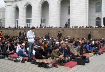 Жұмаға бармаған адам бесінді жұма намазы аяқталғаннан соң оқуы керек пе?