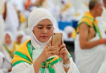 Металлические браслеты – отличительная черта паломников из Индонезии (ФОТО)