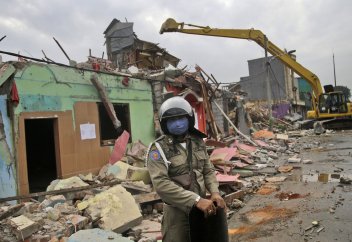 Күнәға батыратын ғимараттар сүрілуде