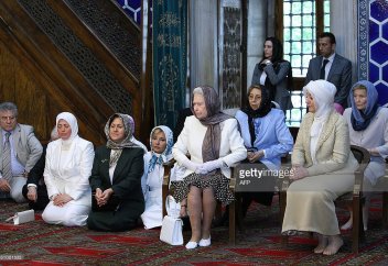 Зачем королева Великобритании напоминает о своем родстве с пророком Мухаммадом?