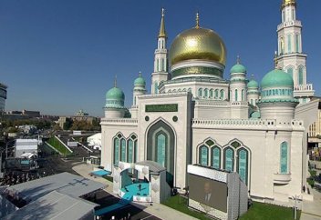 МӘСКЕУ МЕШІТІ ҰРЫЛАР ТАҚТАСЫН ОРНАТАДЫ