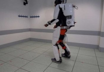 Сал болып қалғандар енді экзосүлденің көмегімен жүре алатын болады (видео)