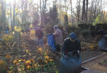 Мусульмане Латвии устроили субботник на кладбище