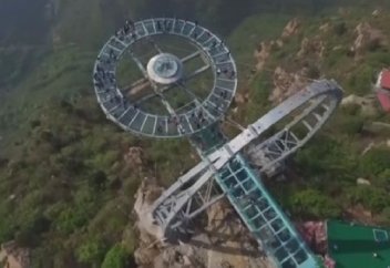 Шартарап: Қытайда шыны көпірді сынап көрді (ВИДЕО)