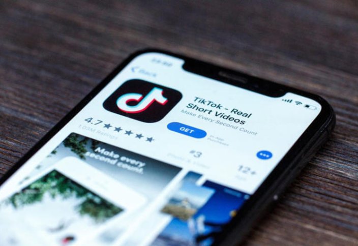 Сот «елдің көзінше» сүйіскен екі блогерді үйленуге міндеттеді