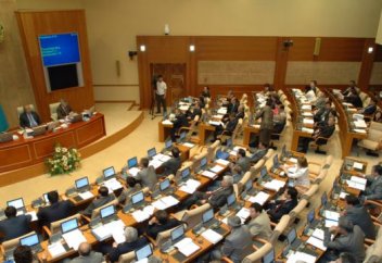 Депутаттар лаңкестікке қарсы іс-қимыл жөніндегі заң жобасынан кейбір нормаларды алып тастады