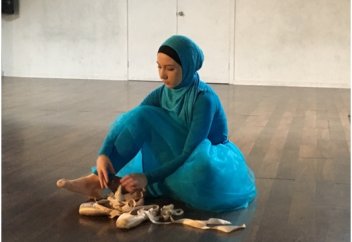 Как выглядит первая в мире балерина в хиджабе