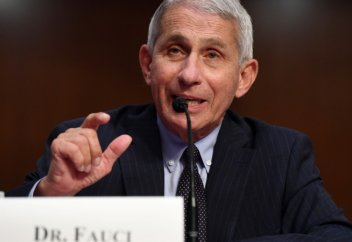 Главный инфекционист США предупредил об опасной мутации коронавируса