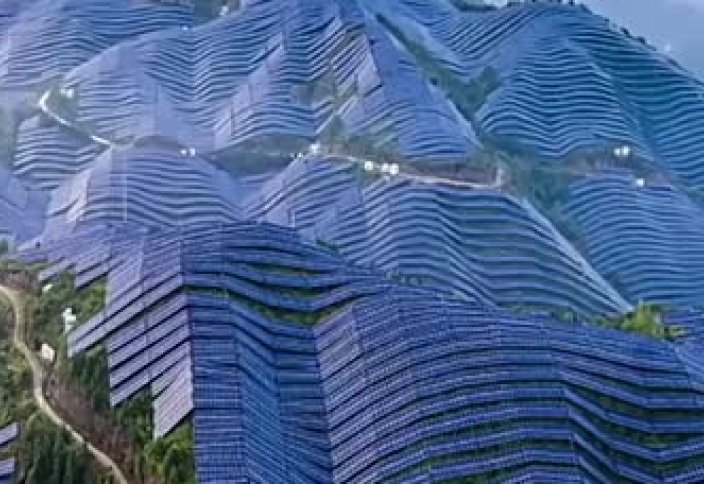 Тауды көмкерген күн панелдерінің панаромасы таспаға тартылды (видео)