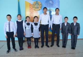 Бір мектепте 4 жұп егіз шәкірт, 1 жұп егіз ұстаз