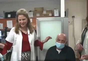 Зағипке жасанды қасаң қабық салынған соң көзі көріп кетті (видео)