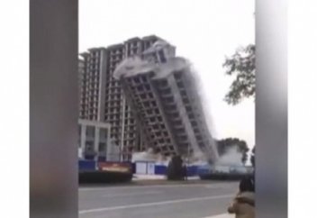 Қытайда 18 қабатты ғимарат жеті секундта қирап түсті (видео)