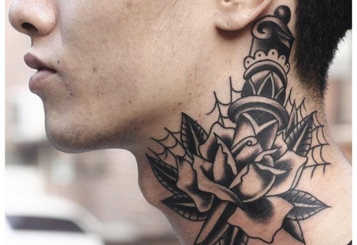 Мұсылман елі бет-жүзін татумен шимайлаған шетелдікті ел аумағына кіргізбеді