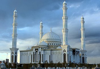 Мужчина, промышляющий воровством в мечети Хазрет Султан, пойман