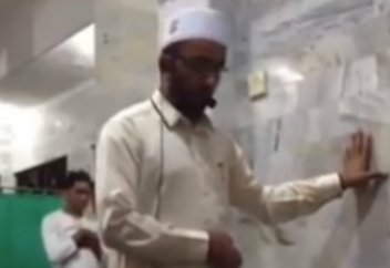 Жер сілкінсе де намазын үзбеді (видео)