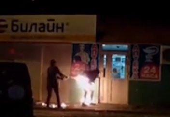 Көшеде отқа оранған ер адамды ажалдан аман алып қалды (ВИДЕО)