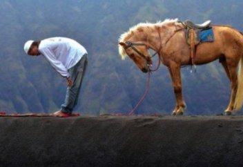 Зачем читать намаз вовремя, если его можно восполнить?