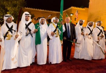 Bloomberg: Эр-Рияд ошибочно выдает свой союз с Трампом за союз с США