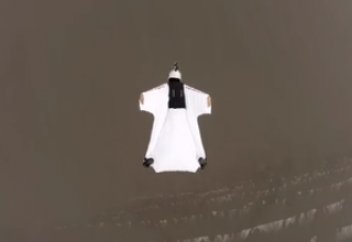 «Қанатты» костюм киген итальяндық ару биік ғимараттардың арасымен ұшты (ВИДЕО)