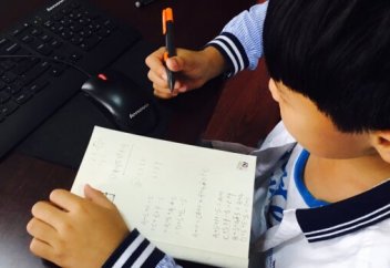 Мәтінді тергеннен гөрі қолмен (қаламмен) жазған миға пайдалы болып шықты