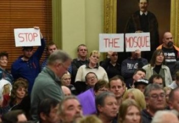 Мешіт салынатынын естіген исламофобтар өретүрегелді