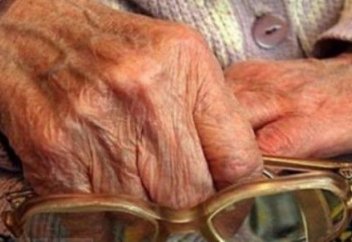 Кімде-кім өмірінің ұзақ және рызығының мол болуын қаласа ата-анасына жақсылық жасасын!