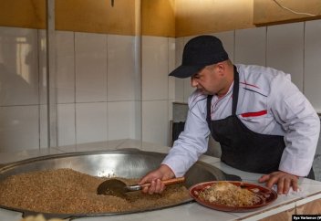 "Ішімдік сат, болмаса жабамыз". Өзбек билігі халал дәмханалармен күресе бастады