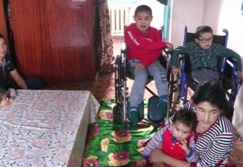 Бизнесвумен из Алматы подарила незнакомой семье 4-комнатную квартиру