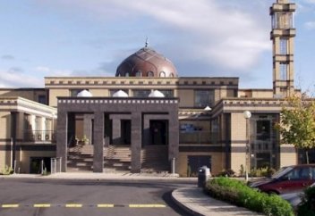 Бездомные нашли спасение от шторма в мечети