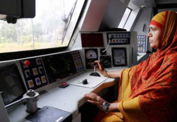 Шариғат шәлісін жамылған әйел пойыз жүргізеді