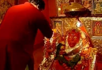 Мусульманин каждый день приходит в языческий храм – зачем? (фото)