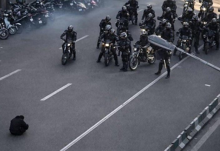 Момент на площади Тяньаньмэнь в Иране? Появляется изображение одинокого протестующего, отсылающее к знаменитому китайскому «Танковому человеку»