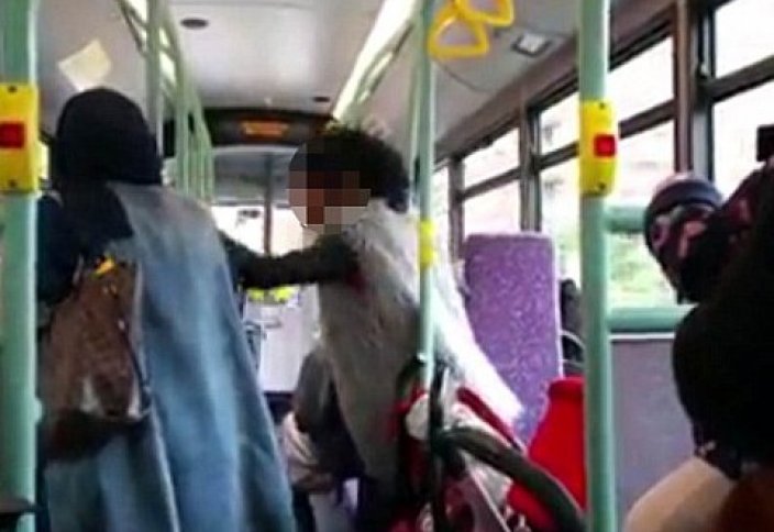 Иммигрантка «напала» с ругательствами на мусульманок в автобусе (видео)