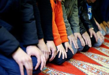 МЕШІТТЕ ЖАМАҒАТПЕН БЕС УАҚЫТ НАМАЗ ОҚУҒА РҰҚСАТ БЕРІЛДІ