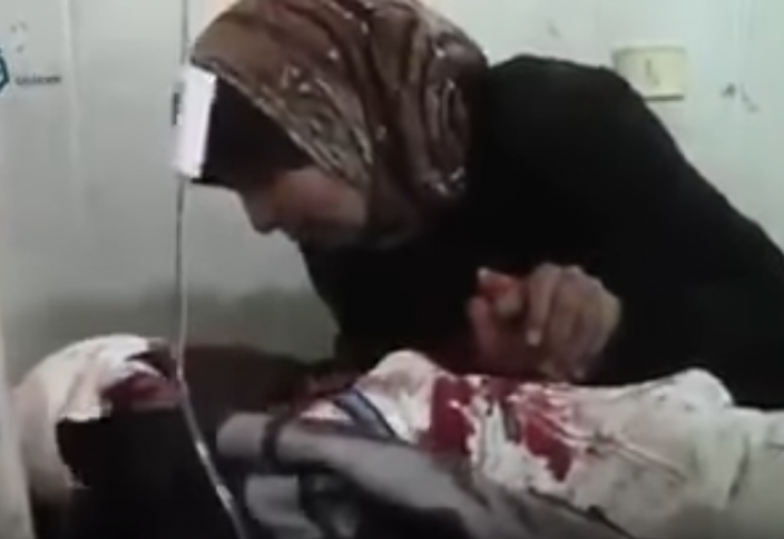 Mать произносит слова шахады умирающему сыну (ВИДЕО 18+)
