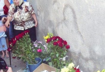 Тұрғындар ұзақ уақыт клуб қабырғасындағы нәжіске табыныпты (фото)