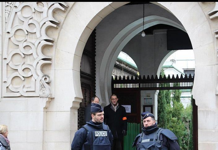 Разные: Франция массово закрывает мечети и конфискует средства мусульманских организаций