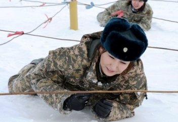 Ғалымдар әйелдердің неліктен әскер қатарына бармау керектігін анықтады
