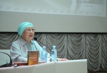 "Тоқал алып бергеннен тек ұтамыз": Отандық этнограф бәйбішелерді тоқал іздеуге шақырды