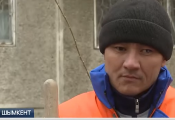Слепой дворник многие годы убирает улицы Шымкента
