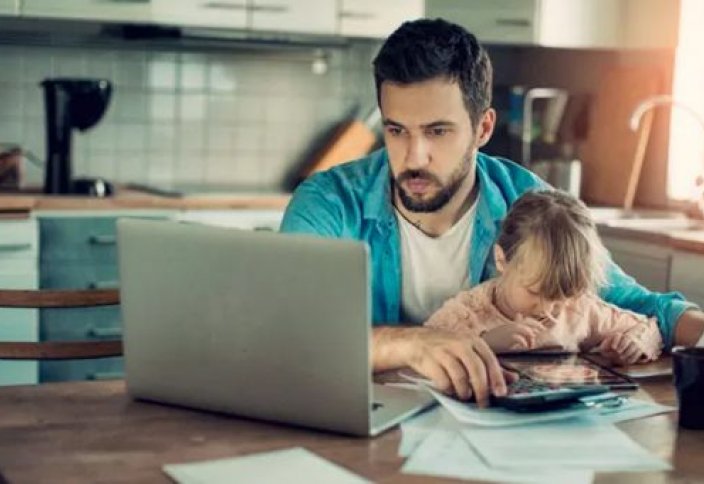 Одинокие родители смогут официально работать на «удалёнке» в Казахстане