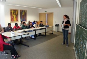 Германияда сириялық босқындар үшін 100 мың жұмыс орны ашылды (виедо)